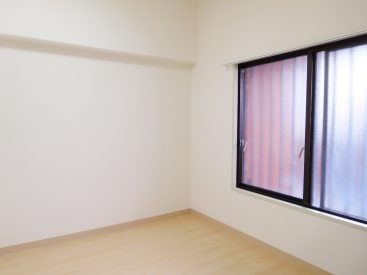 5畳の洋室には作りつけ収納はないため、お好きな家具を自由にレイアウト可能。