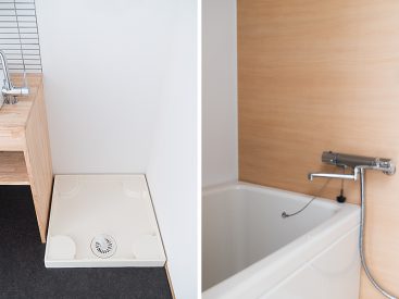 室内洗濯機置き場と木目調の壁が特徴のバスルーム。
