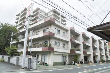 奥に見える建物の7階です(外観)