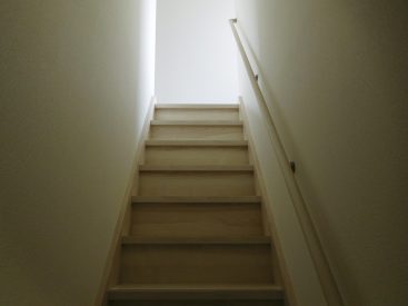 光に吸い込まれて上がる階段