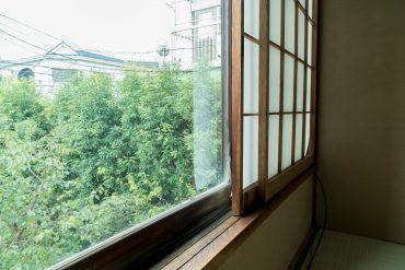 窓の外には梅の木のある庭が見えます。日本のこころですね。