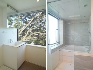 洗面室・お風呂にも木漏れ日がうつる大きな窓があります