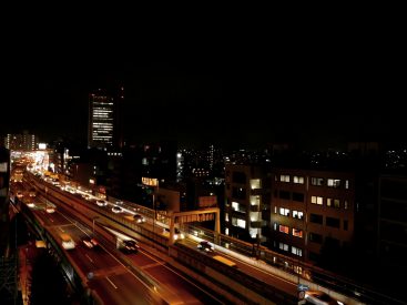 左は三軒茶屋、右は渋谷と都内の夜景を一望できます