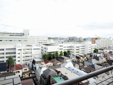 大きな建物が目の前になく、景観も日当たりも良いバルコニー