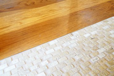 床はモザイク調のタイルと無垢のフローリングが使われています