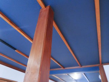天井の紺と柱や梁の杢のコントラスト。絶妙なカラーバランスがすてきなのです。
