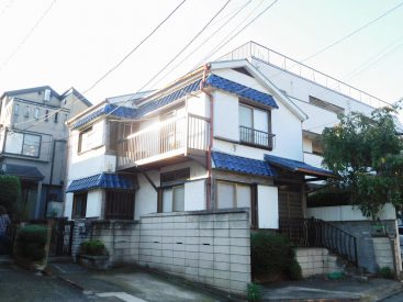 青い瓦。外観はいたってベーシックな昭和の一軒家。