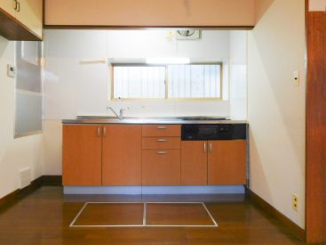 キッチンには床下収納が。広いリイングダイニングなので、食器棚などもレイアウトしやすいです。