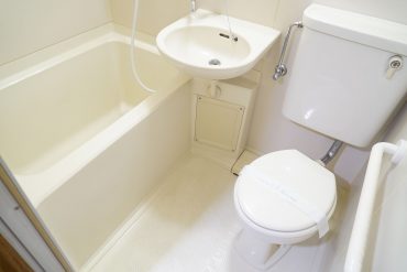 お風呂・トイレは清潔できれいな同室タイプ。