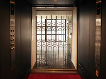 エレベーターからお部屋を見るとこんな感じ。部屋前はパーテーションで仕切られています。