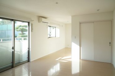 まっしろな壁面、やさしい色合いのフローリングがナチュラルなお部屋。