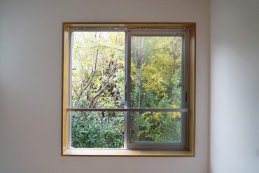 自然の四季が望める木枠の窓。