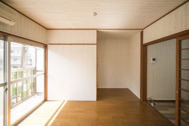 収納のないお部屋。見せる収納で洋服たちはお部屋のインテリアとしましょう。