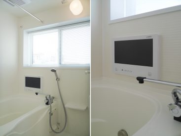 大きな窓と浴室テレビが付いたお風呂でのんびり入浴タイム。