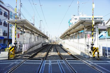 改札のない松原駅には穏やかな空気が流れます。