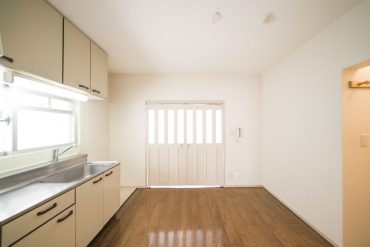 ダイニングキッチンと6帖の洋室はじゃばらの扉で仕切ることができます。