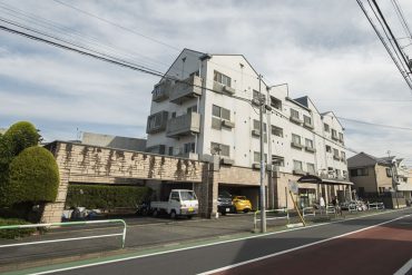 建物の目の前がバス停(外観)