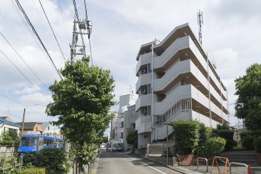お部屋があるのは世田谷線の線路沿いに建つマンションです。