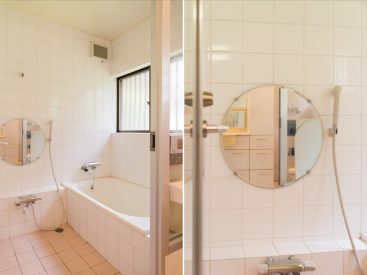 白とピンクタイルのお風呂。まるい鏡がかわいい。