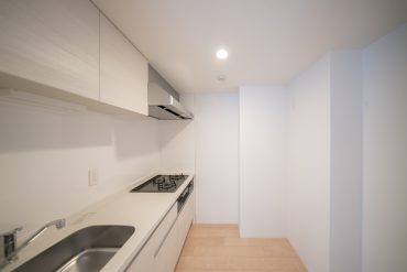 キッチンは個室になっています。冷蔵庫はもちろん、食器棚も置けるほどの広さ！