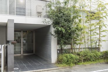 植栽に囲まれたマンション。