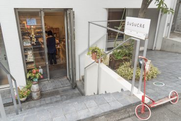 お部屋のすぐ真下には、洋菓子屋「susucre」があります。