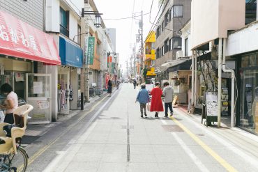 松陰神社通り商店街までは歩いて１分足らず。