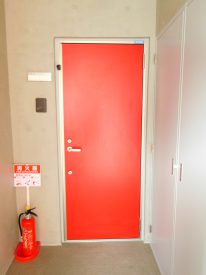 赤い玄関ドアがインパクト大です。