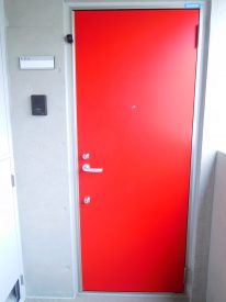 赤いドアが印象的な玄関