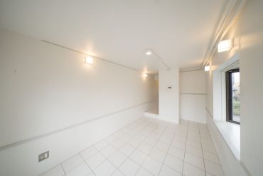 洋室は、壁、床のタイルに到るまでホワイトで統一。さっぱりとした室内。