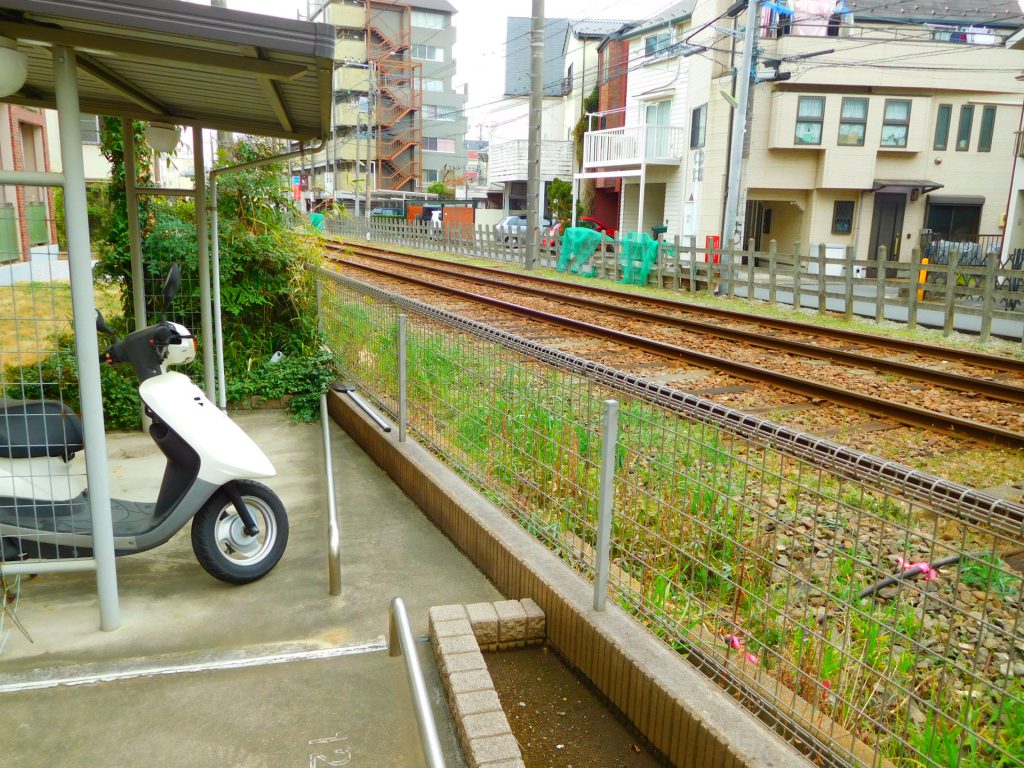 駐輪場から。この距離感。