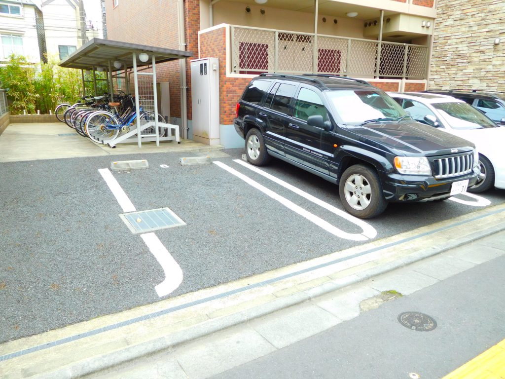 日本車も停めて大丈夫です。1台空き有。