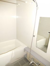 白で統一されて清潔感満載な浴室。ランドリーパイプ２本がさりげなくありがたい。
