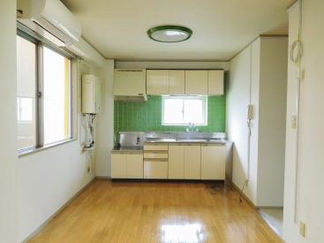 キッチンの緑のタイルがかわいい。