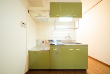愛嬌ある緑色のキッチン。