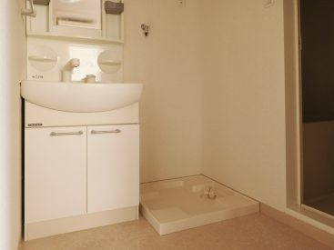 脱衣所に独立洗面台と室内洗濯機置場があります。