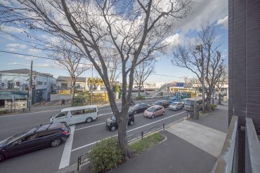 甲州街道、車通りはかなり多いです。