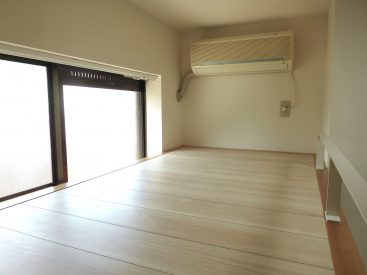 おや、奥にエアコン発見！