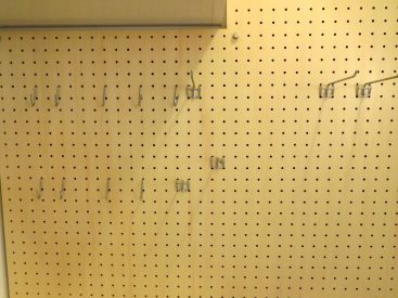 玄関脇の有孔ボード。あらゆるものをかけまくりましょう