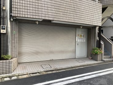 間口は約4mあります。電動シャッター付きです。
