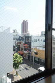窓から見る茶沢通りとキャロットタワー