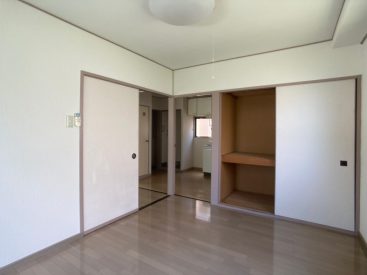 左側のお部屋から玄関側をみた様子。