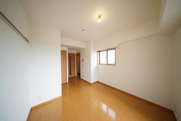 ワンルームながらキッチンは小部屋タイプ（写真右奥）
