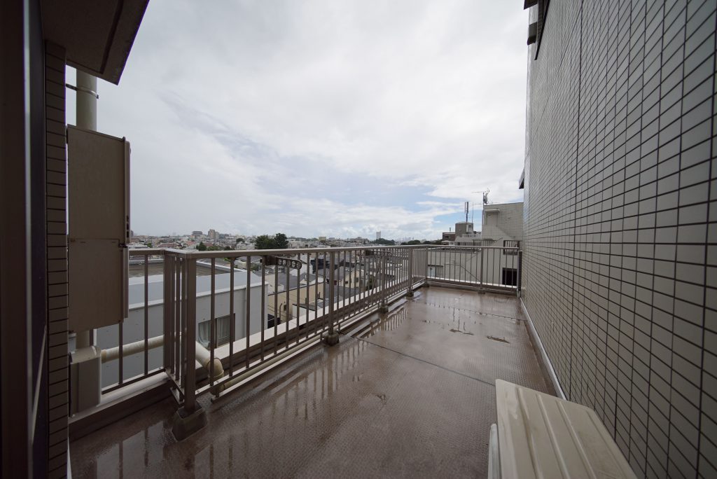 景色もぬけてて気持ち良い広めバルコニー（雨後で濡れてます、、）