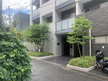 駅から1分ほど。でも道路や商店の裏手にあるので比較的静かです。