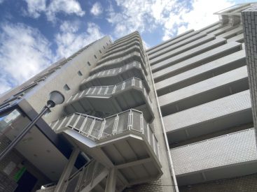 巨大なマンションの一室です。