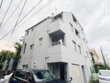 建物が外観。事務所のような趣です。