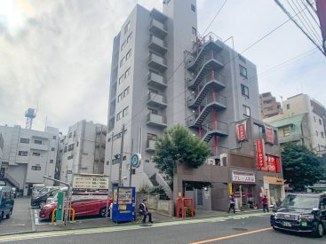 烏山の商店街のふもと。旧甲州街道沿いに建つマンションです。