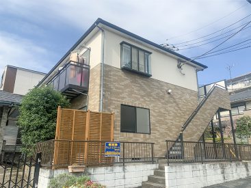 静かな住宅街に建つ木造アパートです。