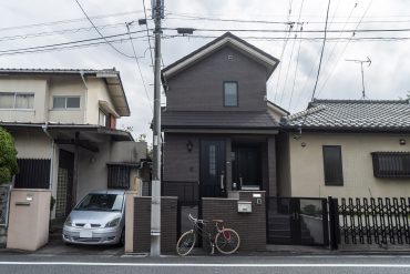 自転車がある方が入り口です。